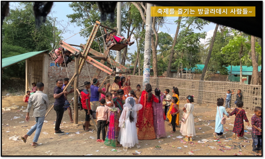 [꾸미기]축제를 즐기는 방글라데시 사람들.jpg