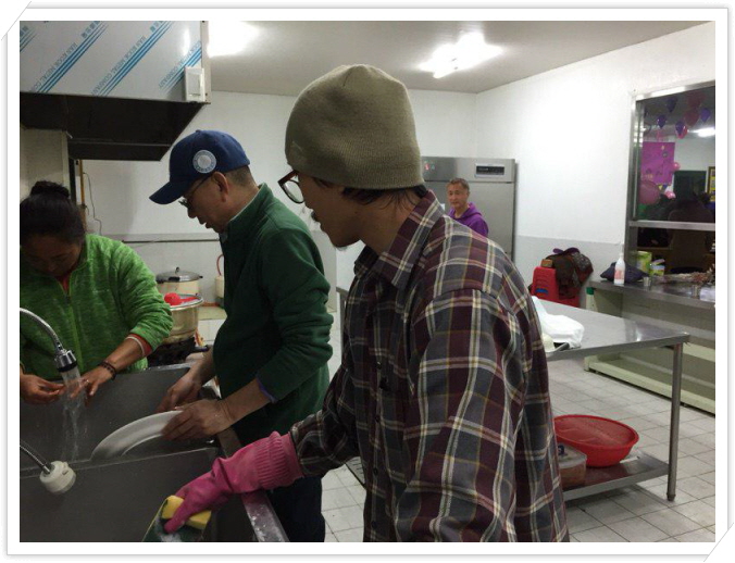 꾸미기_20150308 강정마을 여성의날 축제 때 설거지하는 남자들.jpg