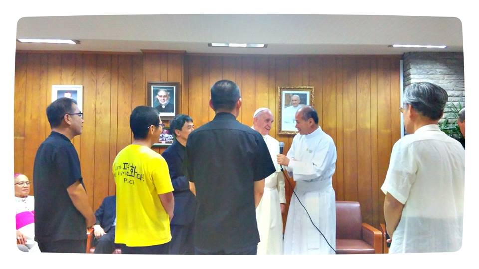 교황을 만난 예수회 신부들과 수사.jpg