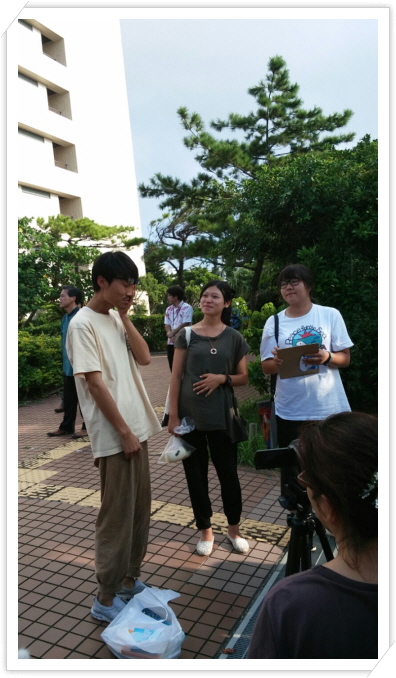 꾸미기_DongWon came out from the Naha prosecutor office to greet people.jpg