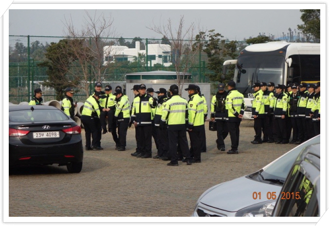 꾸미기_13. 마을 운동장에서 고착을 연습하기 위해 직접 수녀와 신부님이 되고 있는 경찰들.jpg