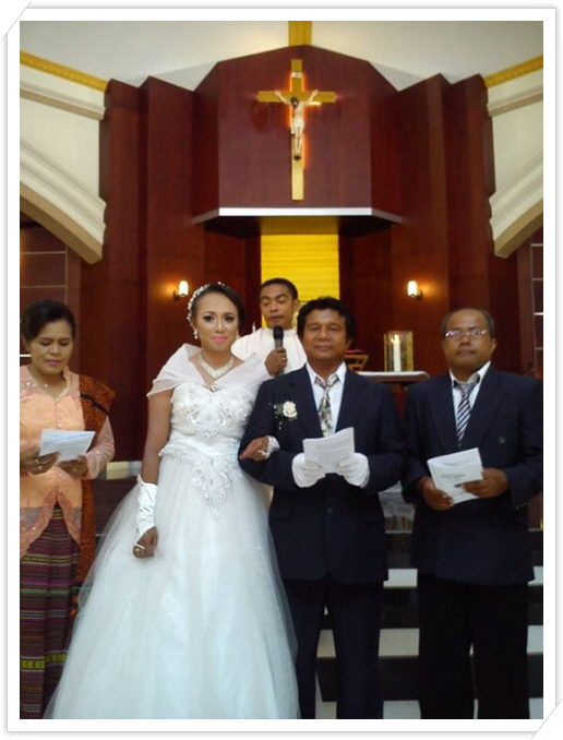 꾸미기_1Mr. Umbu and his wife on the wedding day in Kupang.jpg