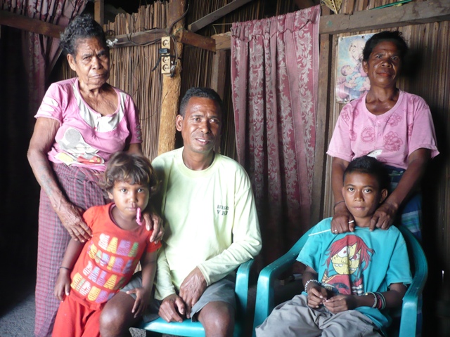Januario, his mother, his sister, and his  daughter, and his nephew  in Kupang.JPG