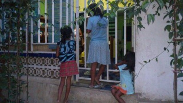 꾸미기_3 little girls on our lybrary door stairs - Copy.jpg