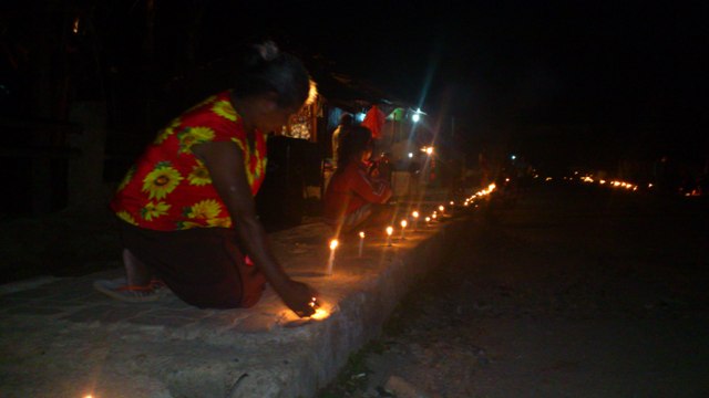 on the way to Same, in Aileu, people have light the candles alonf thte street on the memmorizing day of November 12th 1992..JPG
