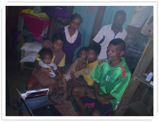 꾸미기_Anthony and his family are listening to the video messenger from his family in Kupang. they asked him to help them to solve their problem in Kupang..JPG