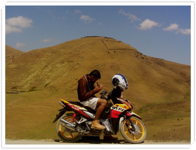 꾸미기_1Elias, came along with me to Ainaro District  with his Motorbike.JPG