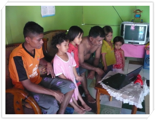 꾸미기_11.Maun Felisbeto and his family is watching to Maun Bicente’s (his brother) video messanger from Timor Leste.JPG