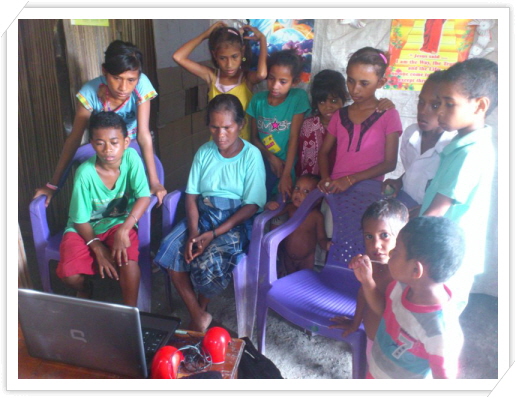 꾸미기_12.Mana Rakhel and her family are watching to his uncle’s video messenger from Timor Leste.JPG
